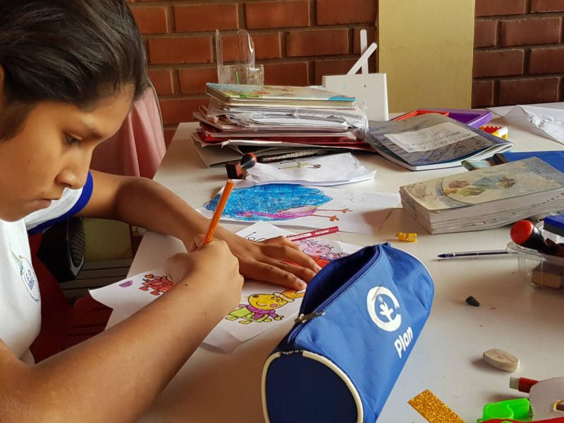 Niña estudia en la Escuela Soldevila de la Fundación Iquánima