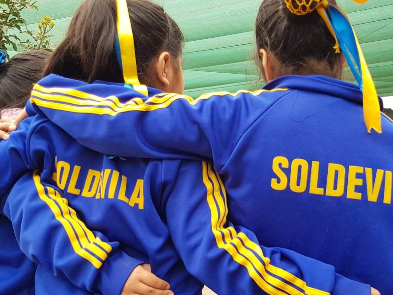Alumnas de Escuela Soldevila de Perú se abrazan - Fundación Iquánima